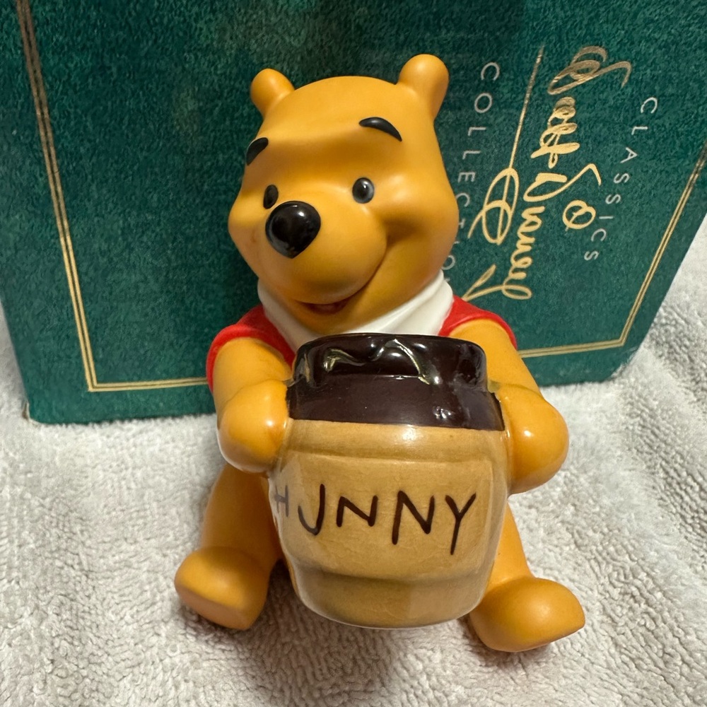 Disney Collectors Society: Winnie the Pooh—“Time for Something Sweet” figurine - Picture 9 of 13